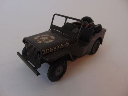 TRIANG TOYS
Jeep US en tôle, l. 16 cm [usures].



On...