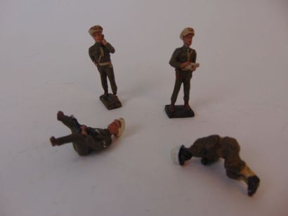 TRIANG TOYS
Jeep US en tôle, l. 16 cm [usures].



On...