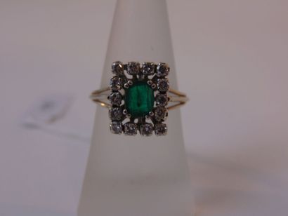 Bague en or blanc (18 carats) sertie d'une...