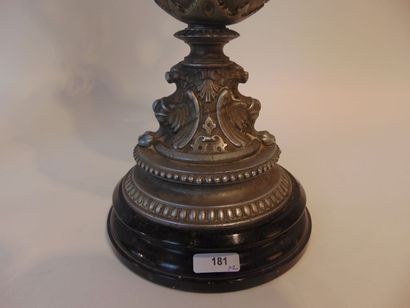 Paire de vases couverts en balustre de style...