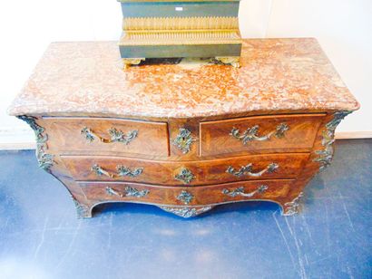 Commode en tombeau de style Louis XV ouvrant...