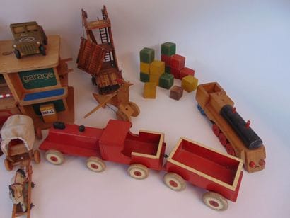 Varia de jouets en bois, une trentaine de...
