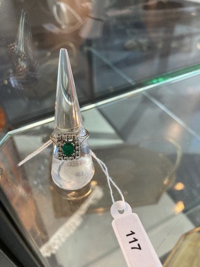 Bague en or blanc (18 carats) sertie d'une...