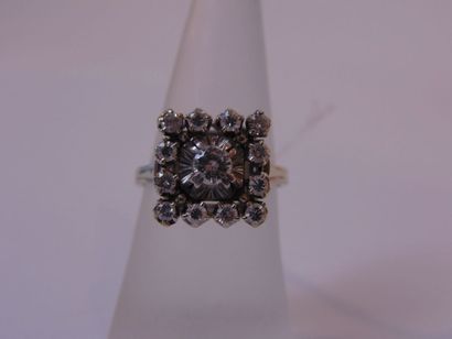 Bague en or blanc (18 carats) sertie d'un...