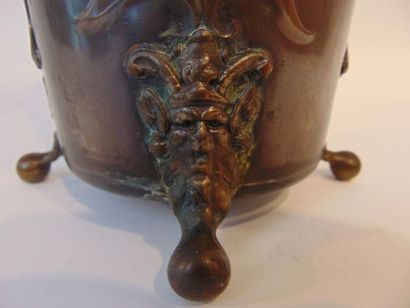 Vase ansé quadripode d'époque Art nouveau...