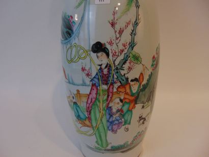 CHINE
Vase ansé à décor d’enfants en émaux...