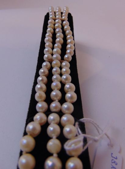 Bracelet à triple rang de perles, fermoir...