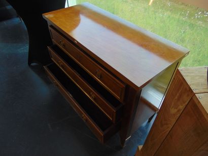 Commode de style Louis XVI ouvrant par trois...
