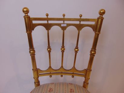 Chiffonnière de style Louis XV ouvrant par...