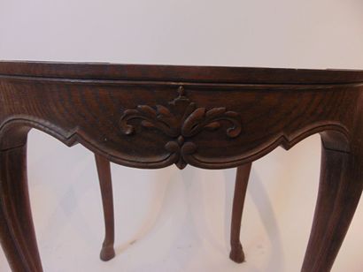 Deux tables rondes d'appoint, début XXe,...