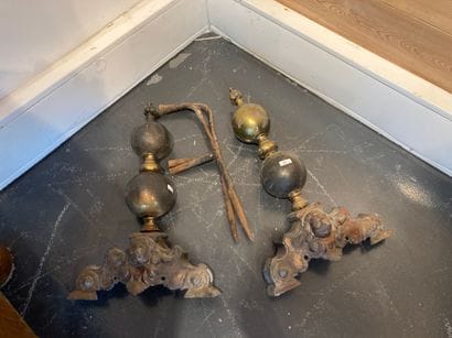 Paire de landiers dits aux marmousets, XXe,...
