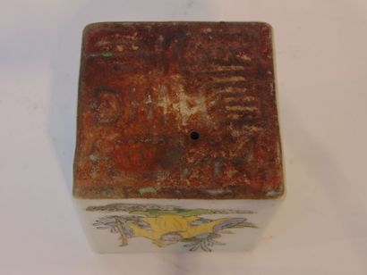CHINE
Pot couvert en tombeau à décor bleu...