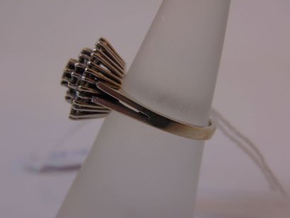 Bague en platine sertie de diamants, traces...