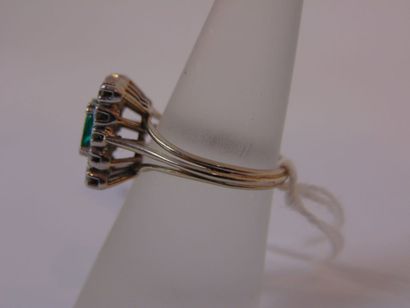 Bague en or blanc (18 carats) sertie d'une...