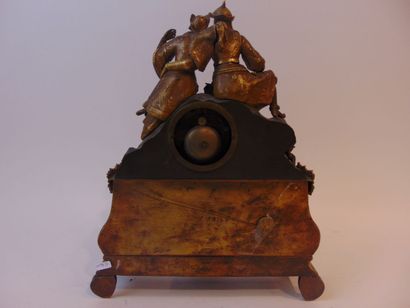 Pendule d'époque Louis-Philippe ornée d'un...