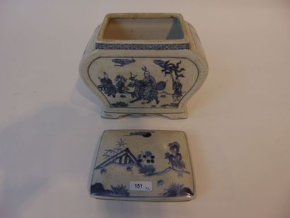 CHINE
Pot couvert en tombeau à décor bleu...