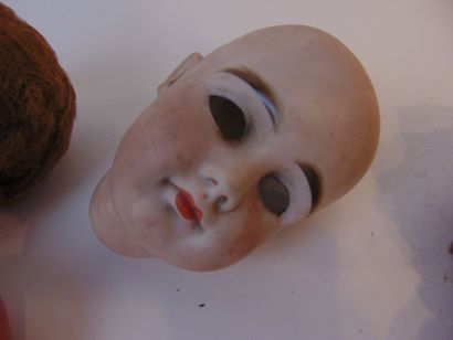 Deux poupées (dont une ancienne à tête en...