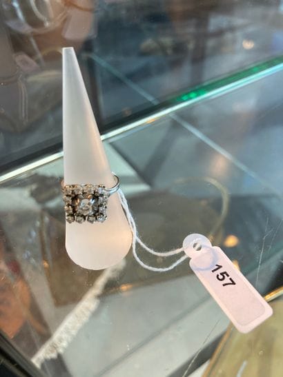 Bague en or blanc (18 carats) sertie d'un...