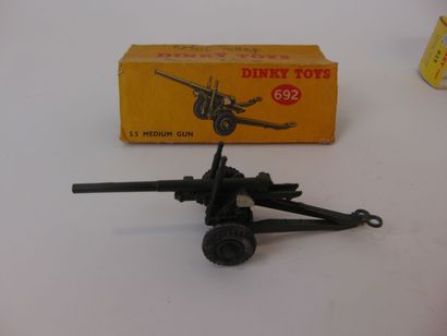 DINKY TOYS
Lot de matériel militaire, quatre...
