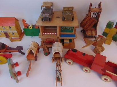 Varia de jouets en bois, une trentaine de...