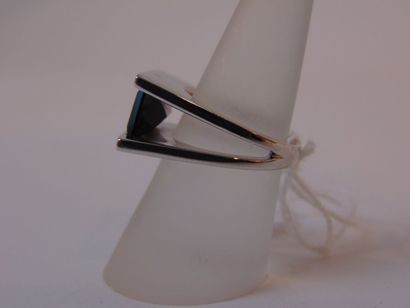 Bague contemporaine en or blanc (18 carats)...