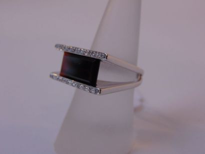 Bague contemporaine en or blanc (18 carats)...