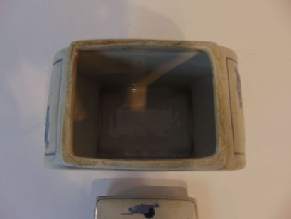 CHINE
Pot couvert en tombeau à décor bleu...