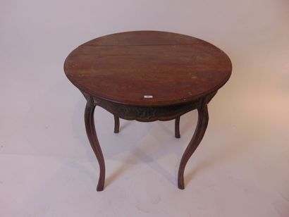 Deux tables rondes d'appoint, début XXe,...