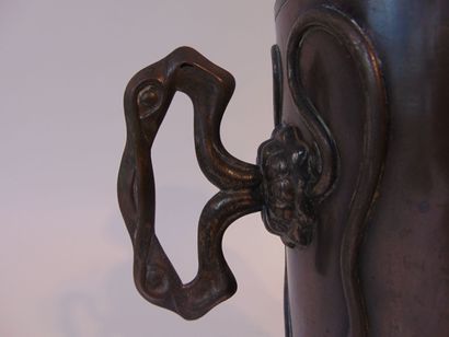 Vase ansé quadripode d'époque Art nouveau...