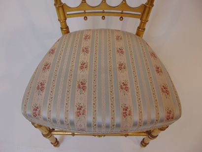 Chiffonnière de style Louis XV ouvrant par...