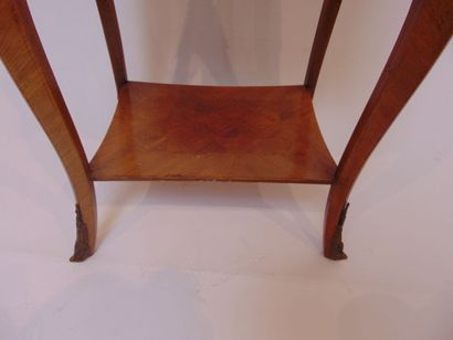 Chiffonnière de style Louis XV ouvrant par...