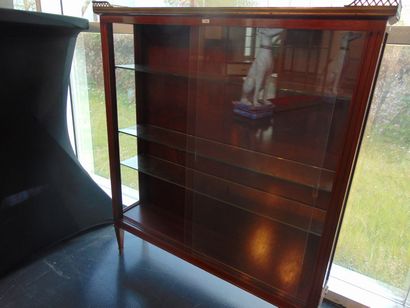 Vitrine de style Louis XVI, XXe, bois verni,...