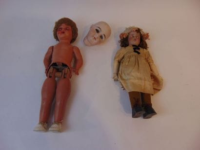 Deux poupées (dont une ancienne à tête en...