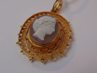Pendentif ovale en or jaune (18 carats) filigrané...