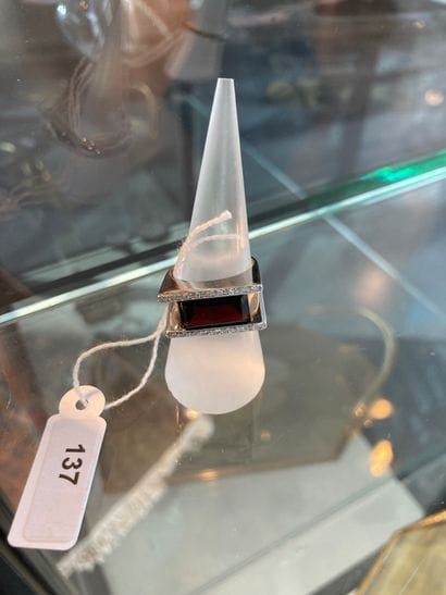 Bague contemporaine en or blanc (18 carats)...