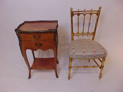 Chiffonnière de style Louis XV ouvrant par...