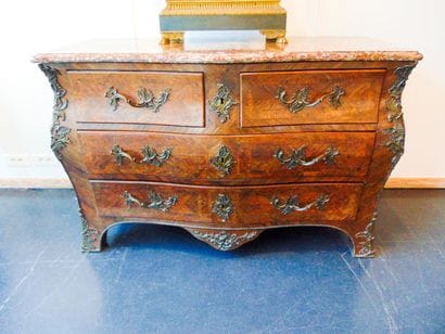 Commode en tombeau de style Louis XV ouvrant...