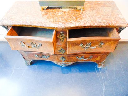 Commode en tombeau de style Louis XV ouvrant...
