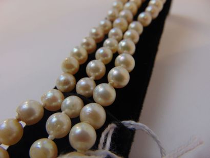 Bracelet à triple rang de perles, fermoir...