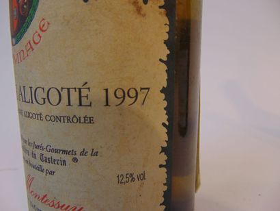 BOURGOGNE
Rouge et blanc, quatre bouteilles...
