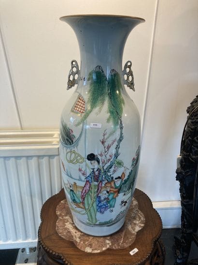 CHINE
Vase ansé à décor d’enfants en émaux...