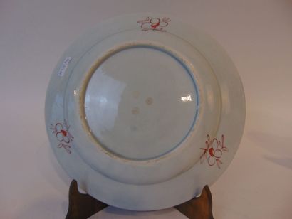 CHINE
Two plates (one hollow) with polychrome...