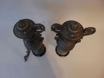 Paire de vases couverts en balustre de style...
