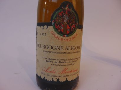 BOURGOGNE
Rouge et blanc, quatre bouteilles...