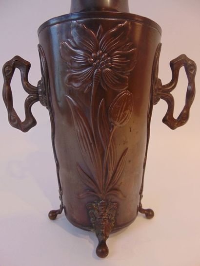 Vase ansé quadripode d'époque Art nouveau...