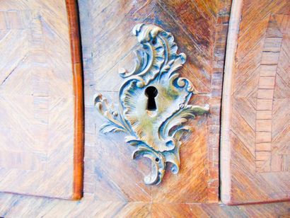 Commode en tombeau de style Louis XV ouvrant...
