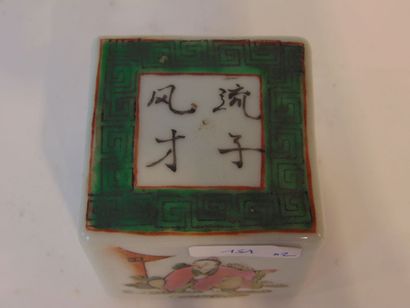 CHINE
Pot couvert en tombeau à décor bleu...