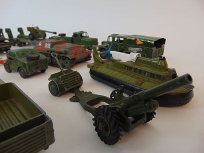 DINKY TOYS et SUPERTOYS
Military vehicle...