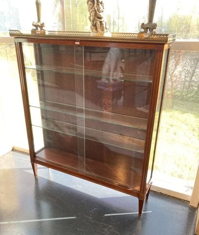 Vitrine de style Louis XVI, XXe, bois verni,...
