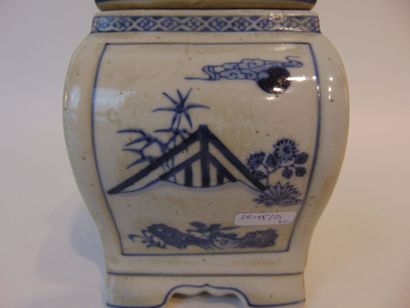 CHINE
Pot couvert en tombeau à décor bleu...
